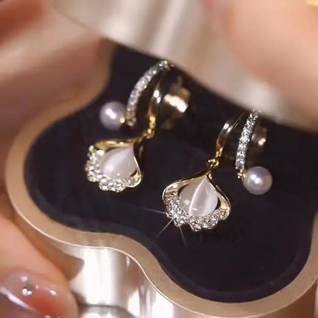 DIVA OYSTER PEARL EARRING