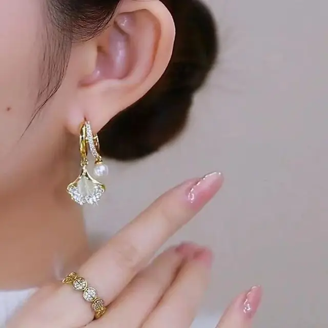 DIVA OYSTER PEARL EARRING