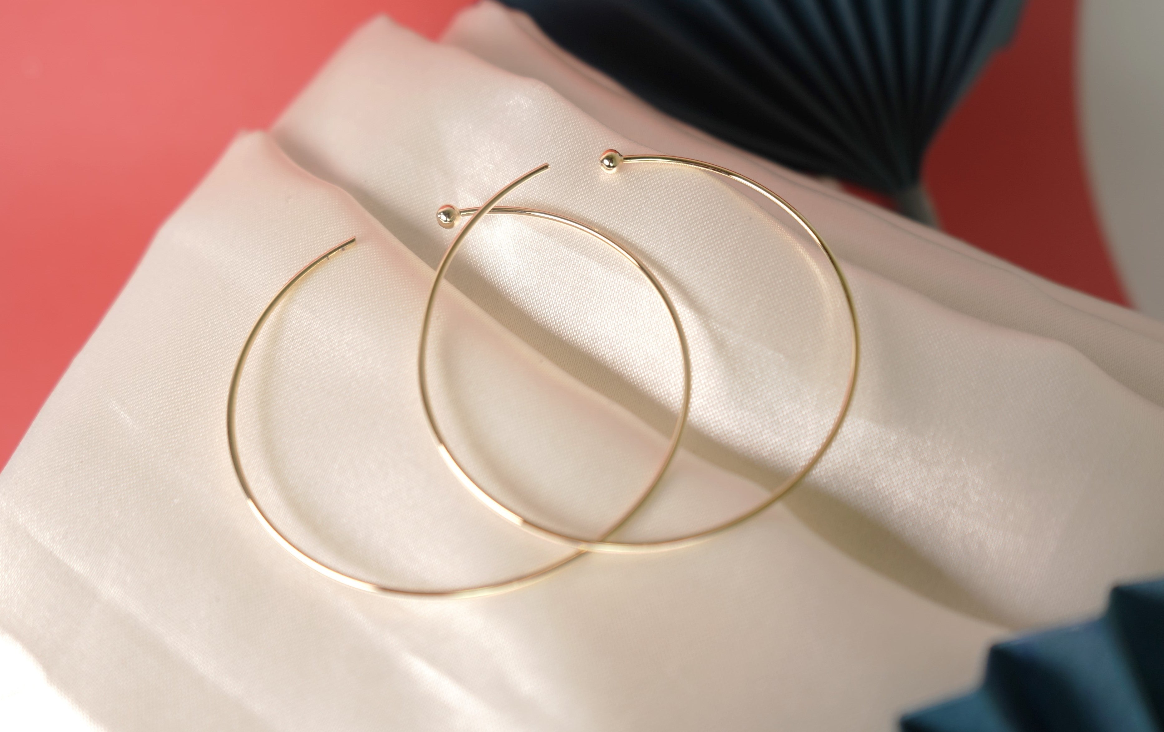 Quirrky Minimalist golden hoop