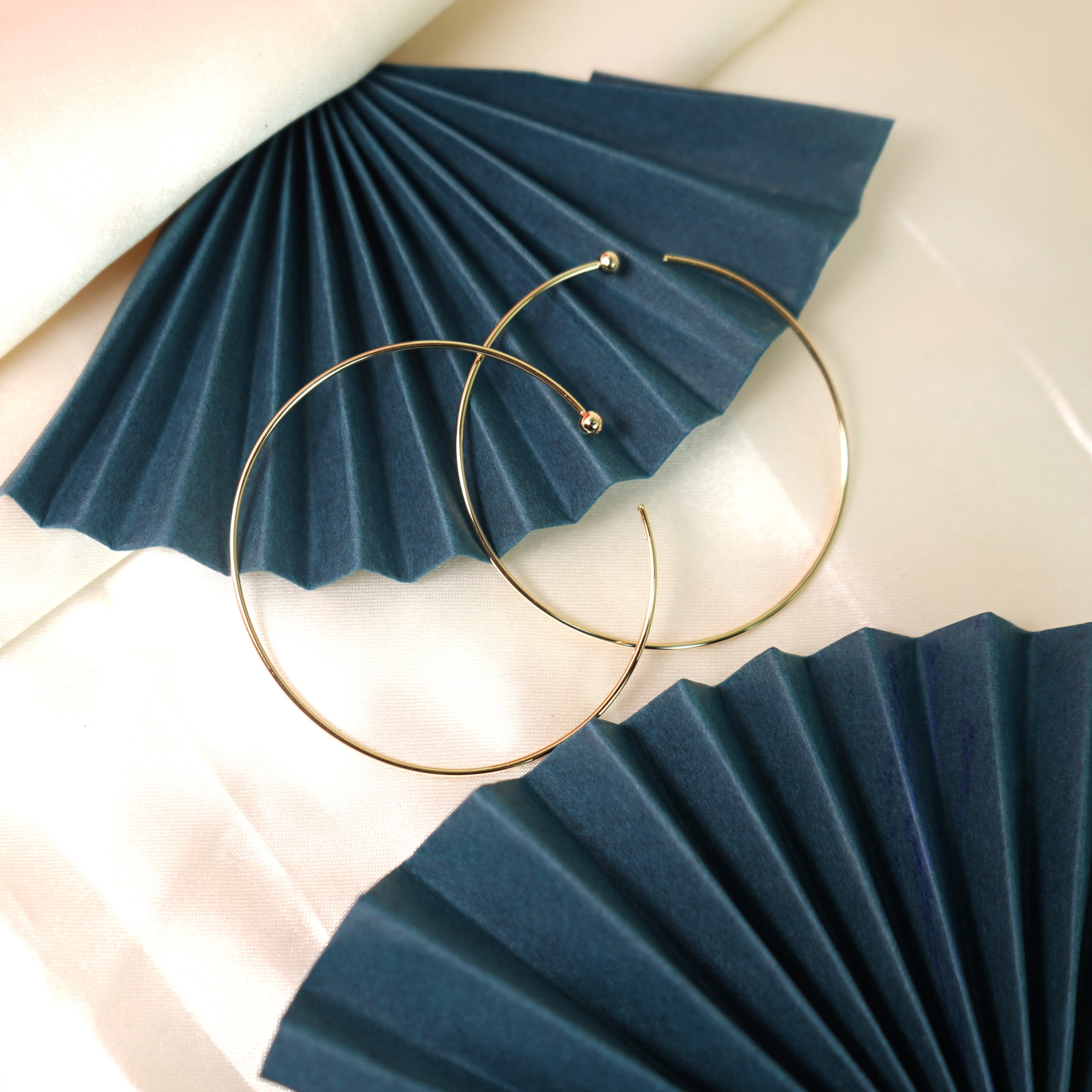Quirrky Minimalist golden hoop