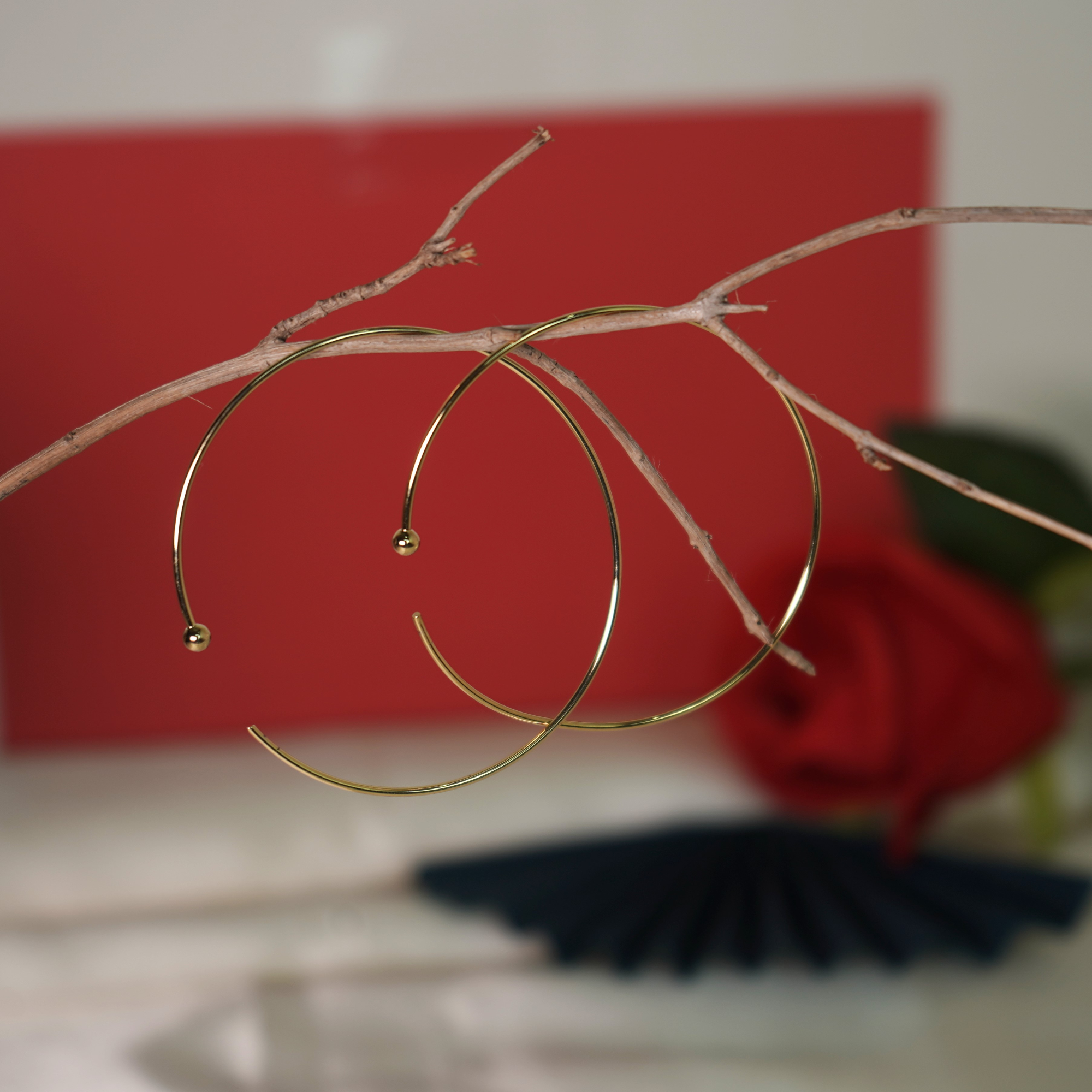 Quirrky Minimalist golden hoop