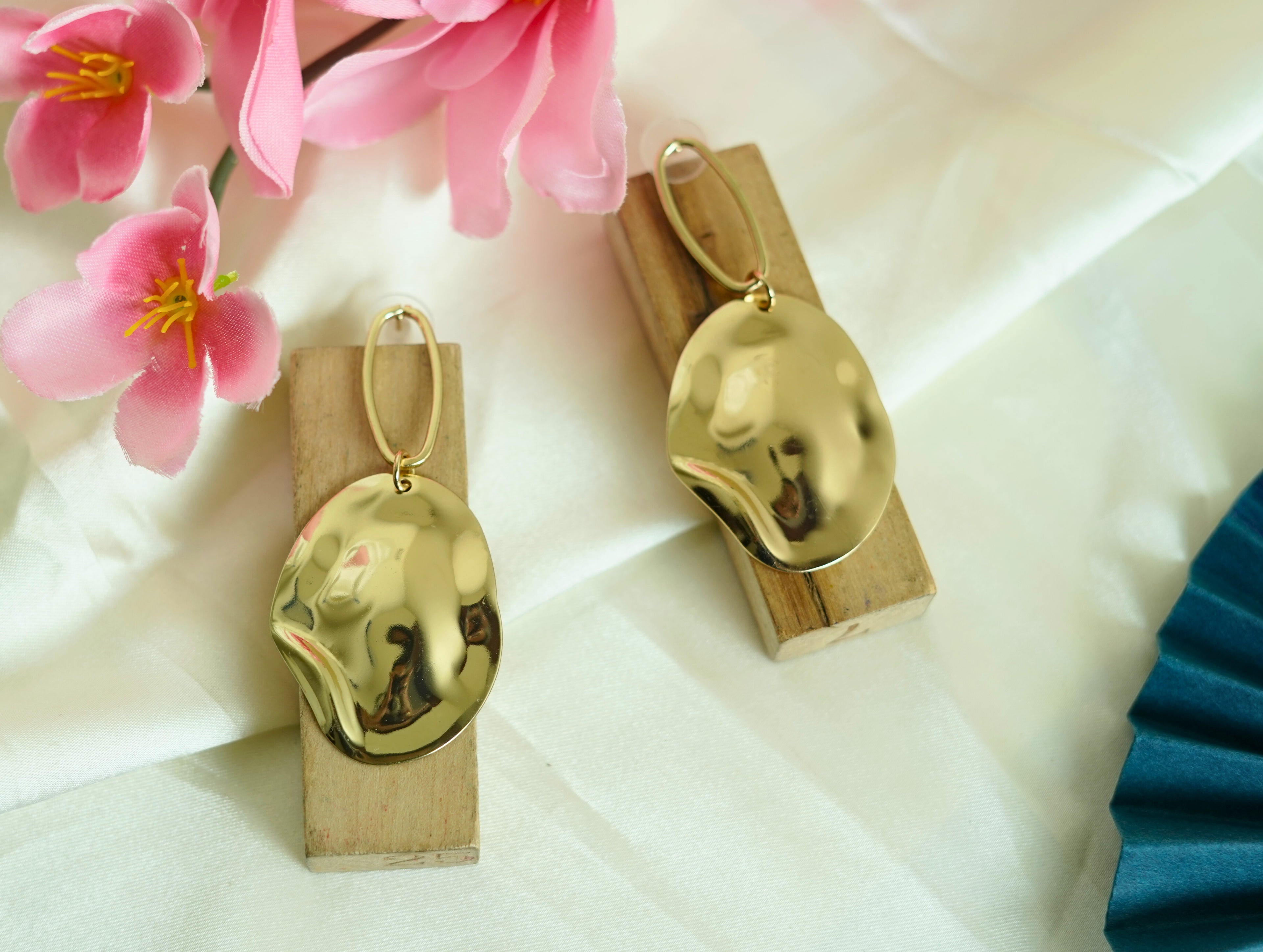 KIARA LUXE GOLDEN EARDROP