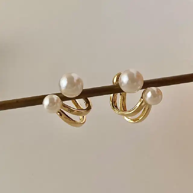 DIVA DOUBLE PEARL ARC STUD