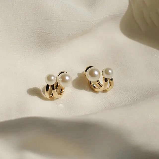 DIVA DOUBLE PEARL ARC STUD