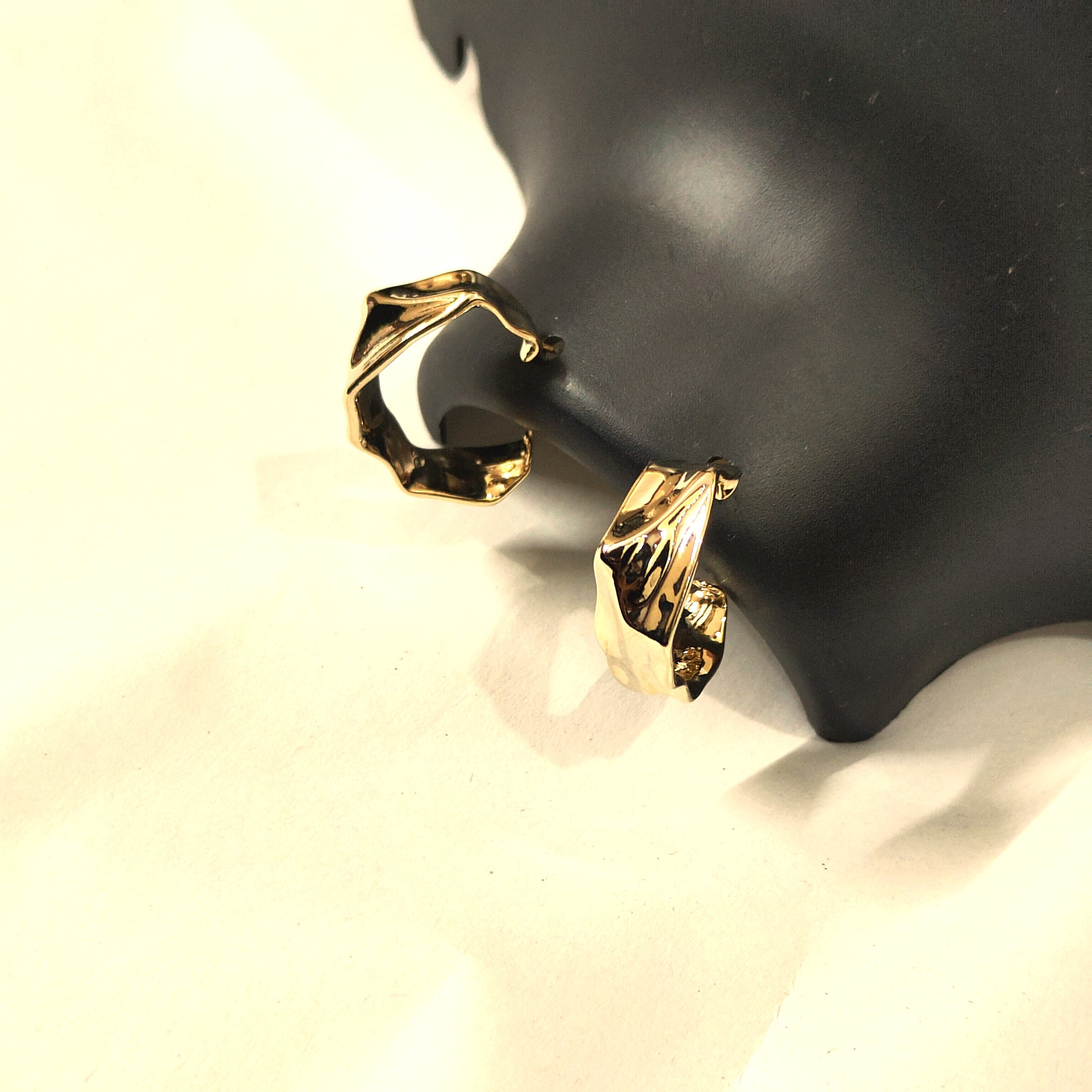 GOLDEN SEMI HOOP EARRING